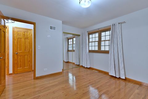Tiny photo for 714 N Lakeside Drive, Vernon Hills, IL 60061 (MLS # 12589576)