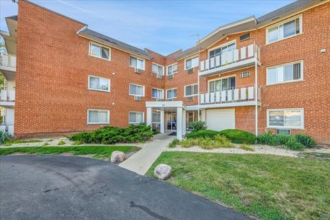 Tiny photo for 25 E Palatine Road #303, Arlington Heights, IL 60004 (MLS # 12481933)