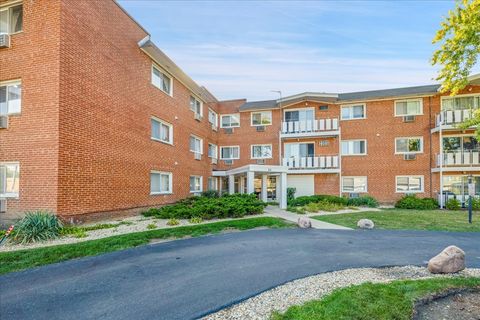 Tiny photo for 25 E Palatine Road #303, Arlington Heights, IL 60004 (MLS # 12481933)