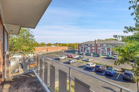 Tiny photo for 25 E Palatine Road #303, Arlington Heights, IL 60004 (MLS # 12481933)