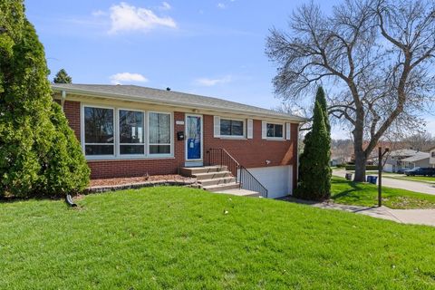 Photo of 1325 Hillside Drive, Bettendorf, IA 52722 (MLS # 12609810)