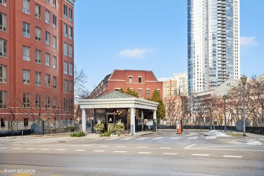 501 N Clinton Street 2701