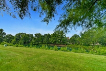 Tiny photo for 1960 Crenshaw Circle #1960, Vernon Hills, IL 60061 (MLS # 12703105)