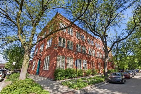 Photo of 2510 N Wayne Avenue #304, Chicago, IL 60614 (MLS # 12638686)