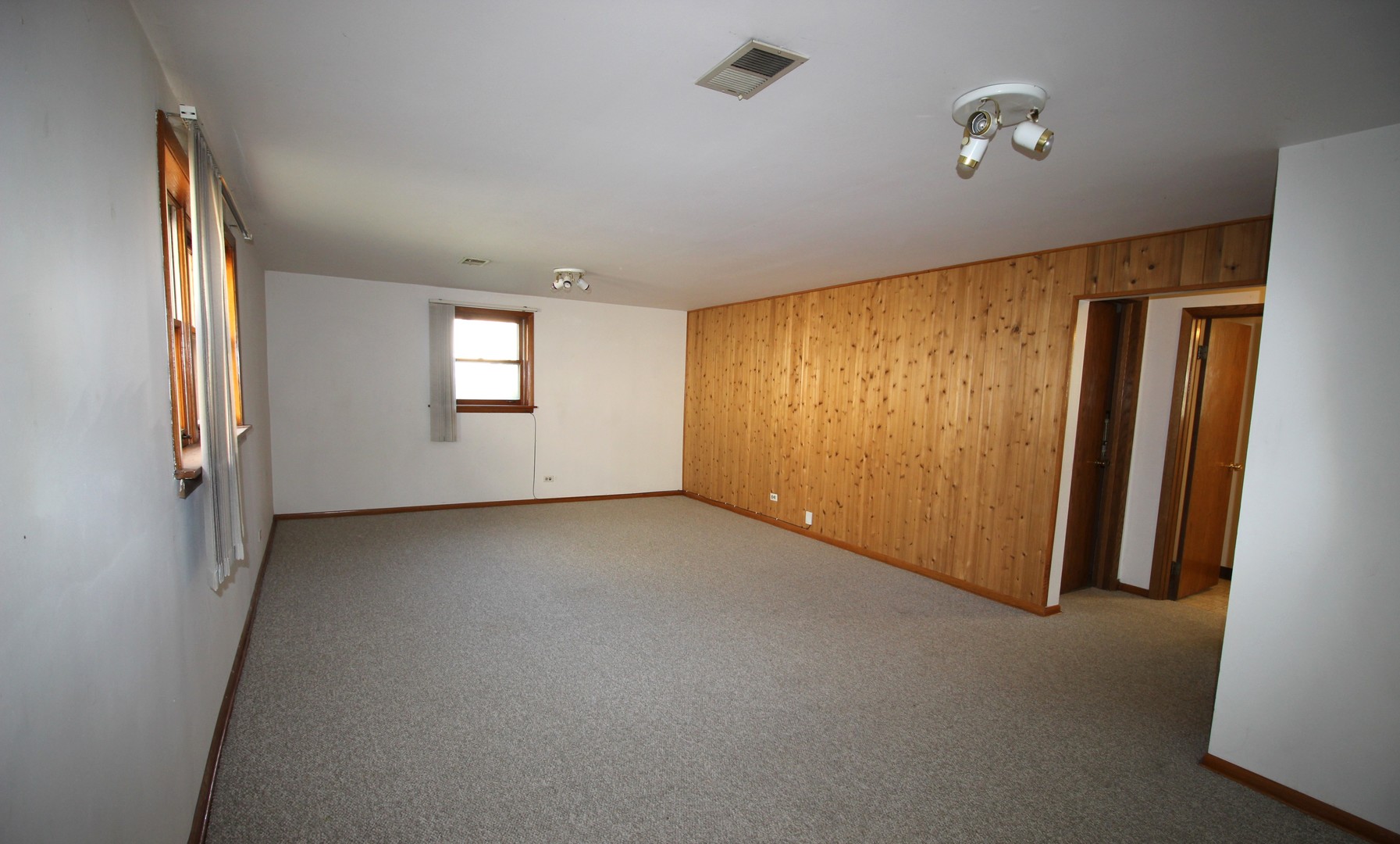 Elmhurst, Illinois 60126, United States, 3 Bedrooms Bedrooms, ,2 BathroomsBathrooms,Residential,Active,209066