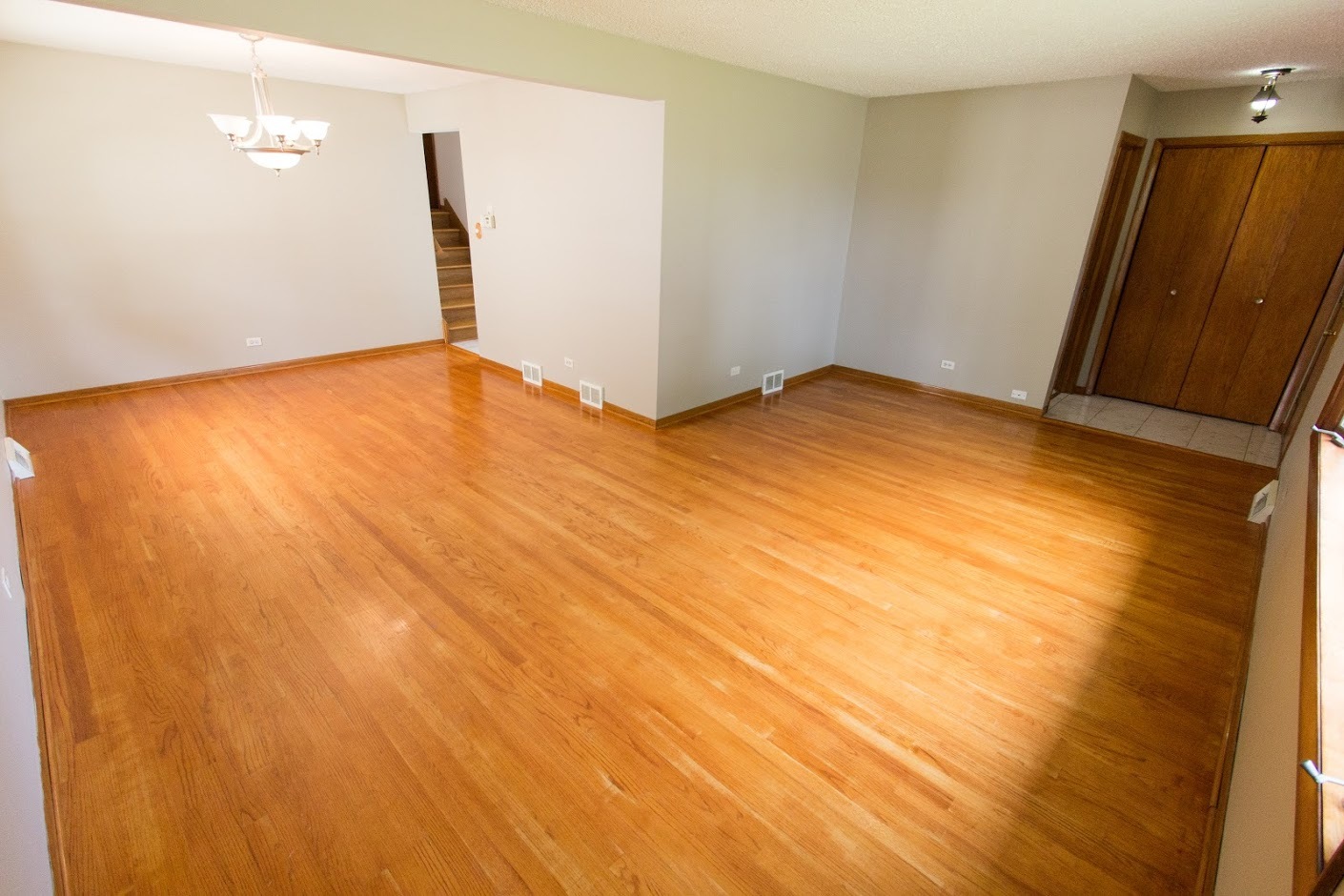 Elmhurst, Illinois 60126, United States, 3 Bedrooms Bedrooms, ,2 BathroomsBathrooms,Residential,Active,209066