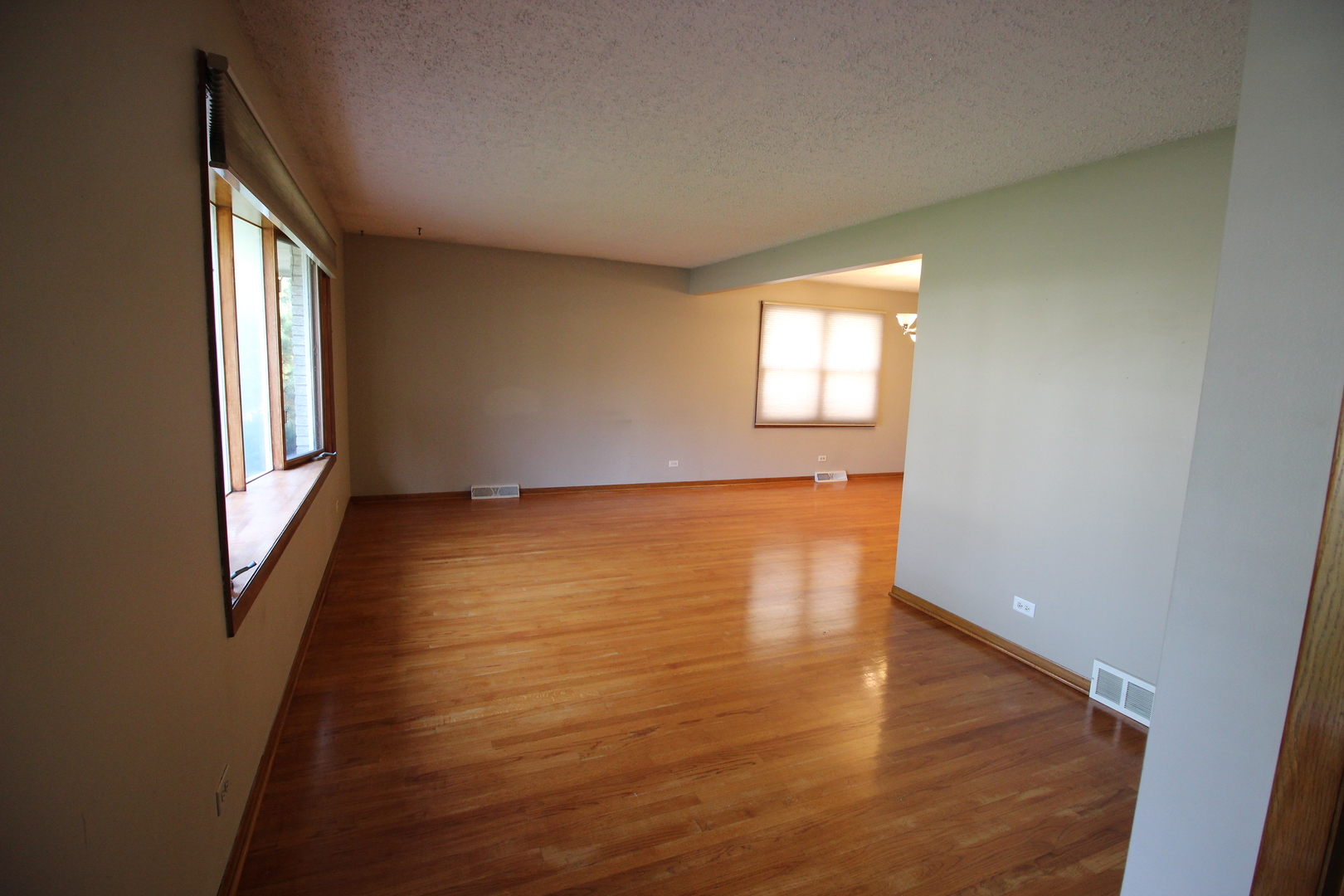 Elmhurst, Illinois 60126, United States, 3 Bedrooms Bedrooms, ,2 BathroomsBathrooms,Residential,Active,209066