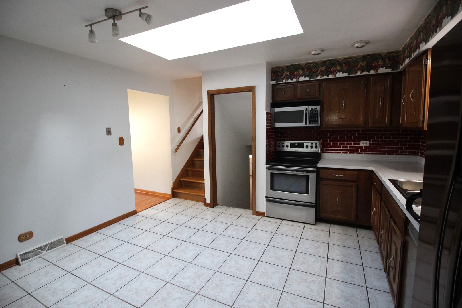 Elmhurst, Illinois 60126, United States, 3 Bedrooms Bedrooms, ,2 BathroomsBathrooms,Residential,Active,209066