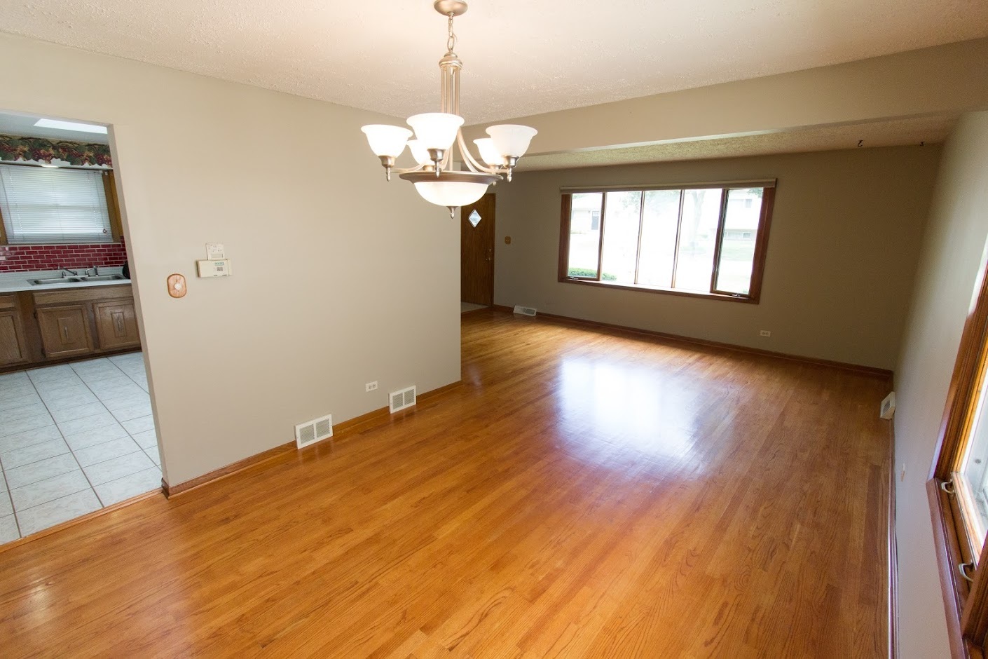 Elmhurst, Illinois 60126, United States, 3 Bedrooms Bedrooms, ,2 BathroomsBathrooms,Residential,Active,209066