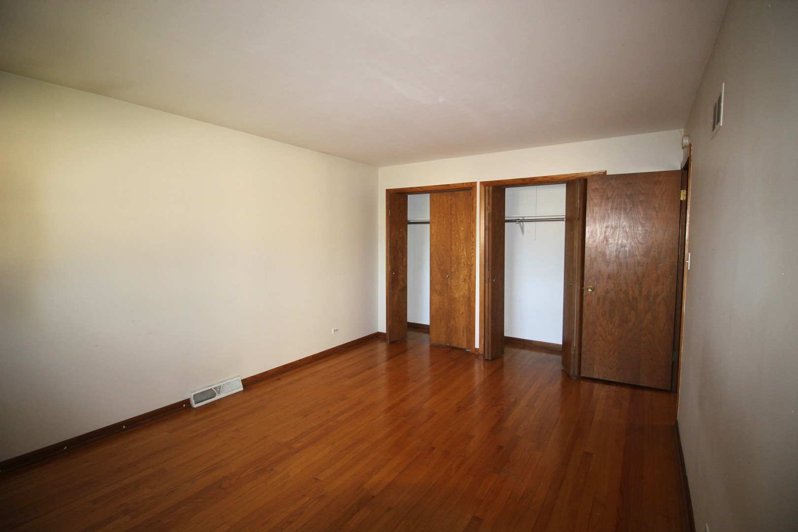 Elmhurst, Illinois 60126, United States, 3 Bedrooms Bedrooms, ,2 BathroomsBathrooms,Residential,Active,209066