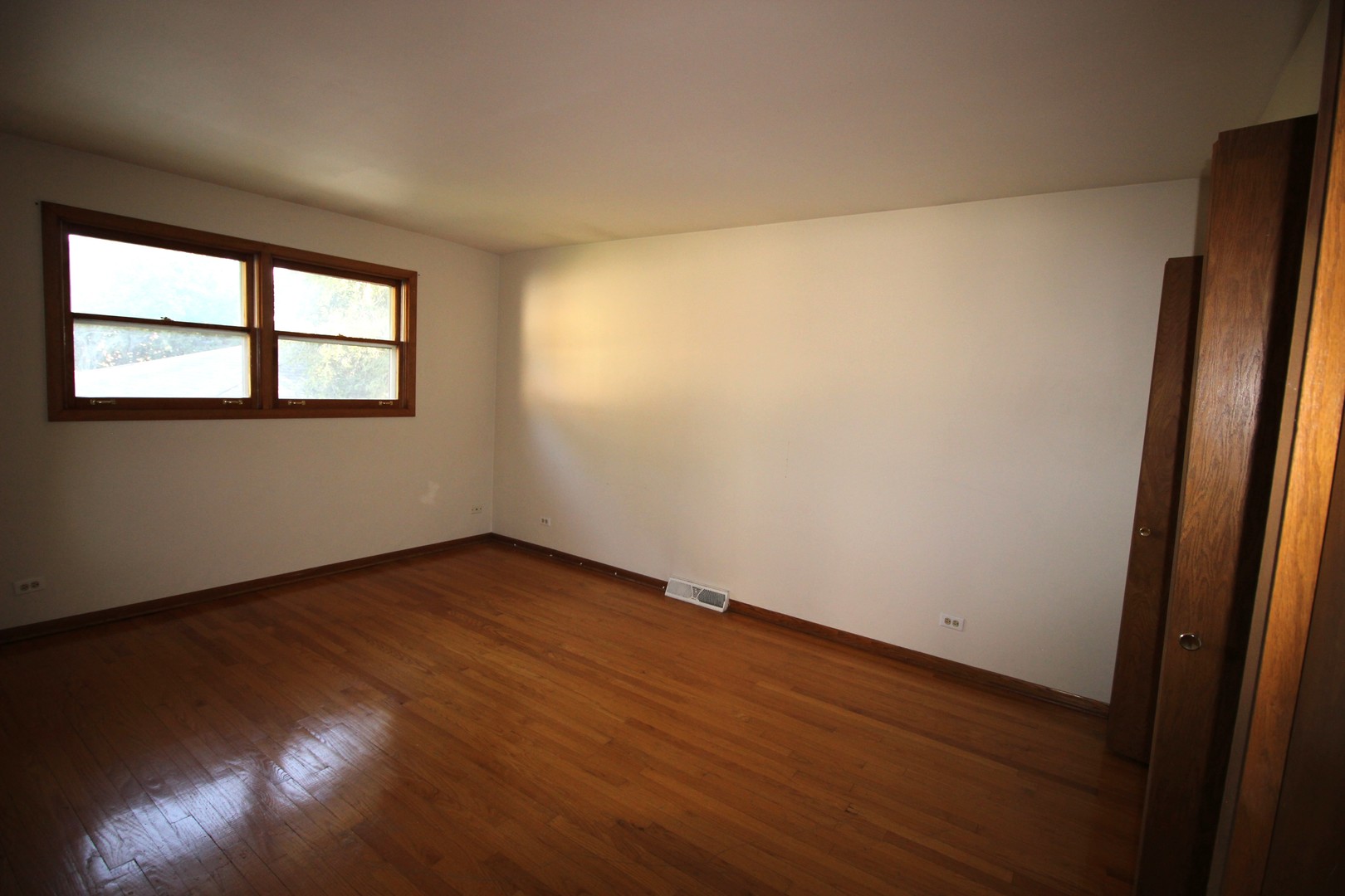 Elmhurst, Illinois 60126, United States, 3 Bedrooms Bedrooms, ,2 BathroomsBathrooms,Residential,Active,209066