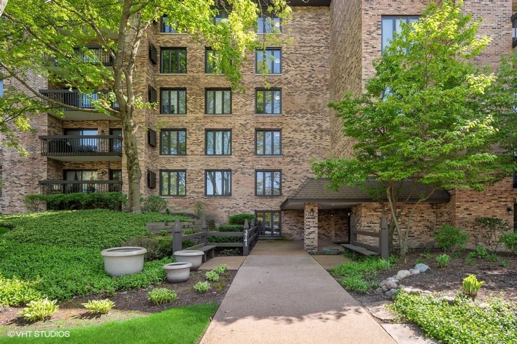 Photo for 3741 MISSION HILLS Road #209, Northbrook, IL 60062 (MLS # 12444215)
