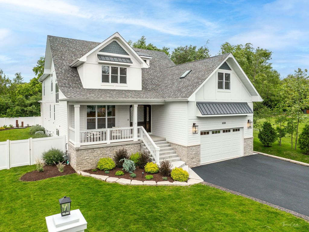 Photo for 6538 Bentley Avenue, Willowbrook, IL 60527 (MLS # 12477061)