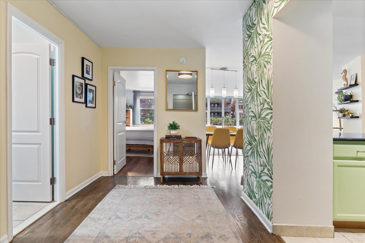 525 W Hawthorne Place 201