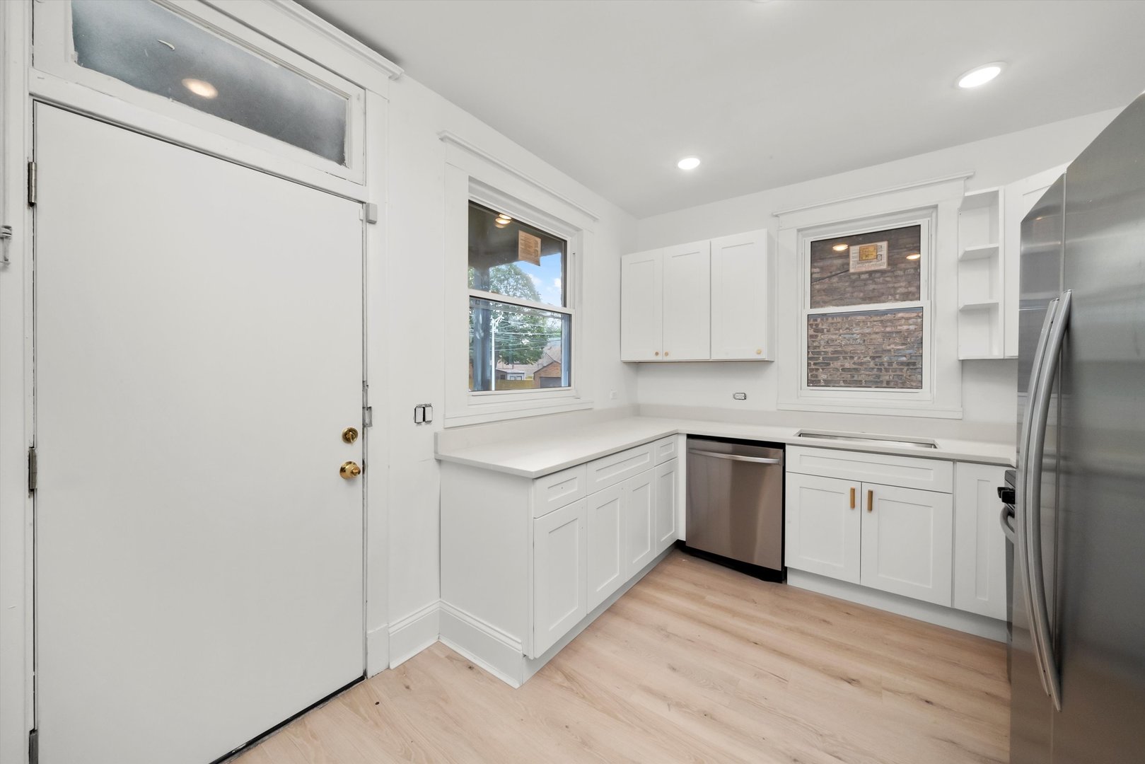 Chicago, Illinois 60617, United States, 5 Bedrooms Bedrooms, ,3 BathroomsBathrooms,Residential,Active,232194