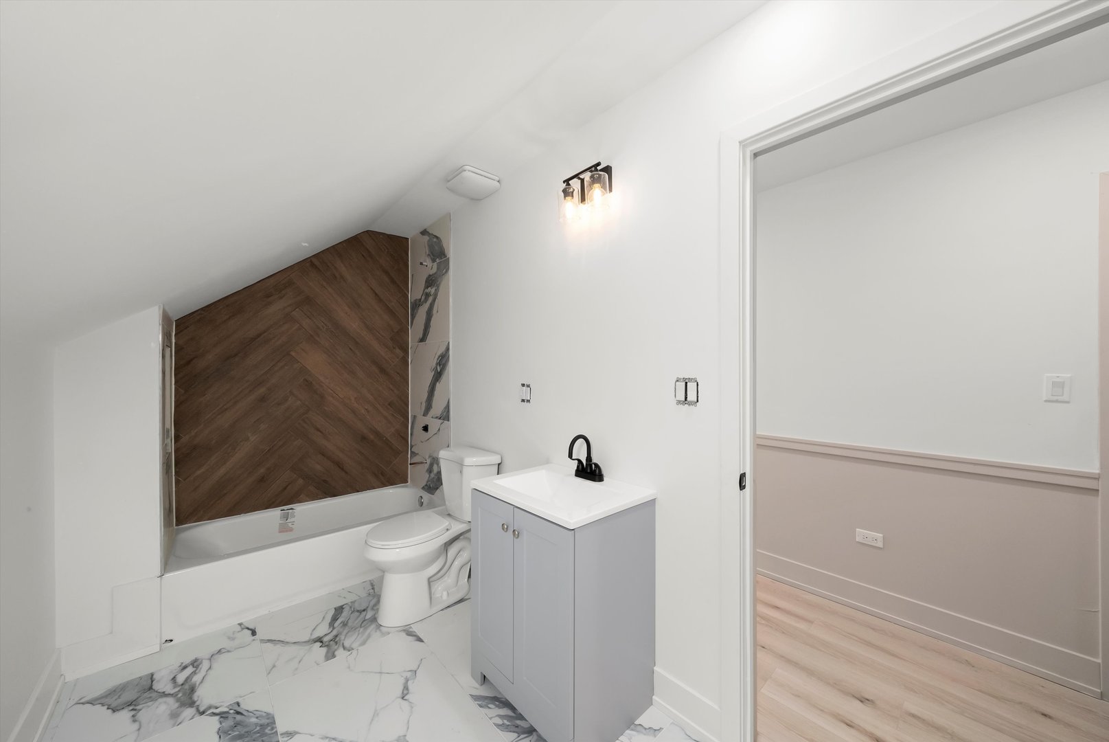 Chicago, Illinois 60617, United States, 5 Bedrooms Bedrooms, ,3 BathroomsBathrooms,Residential,Active,232194