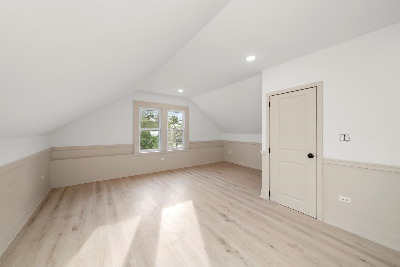 Chicago, Illinois 60617, United States, 5 Bedrooms Bedrooms, ,3 BathroomsBathrooms,Residential,Active,232194