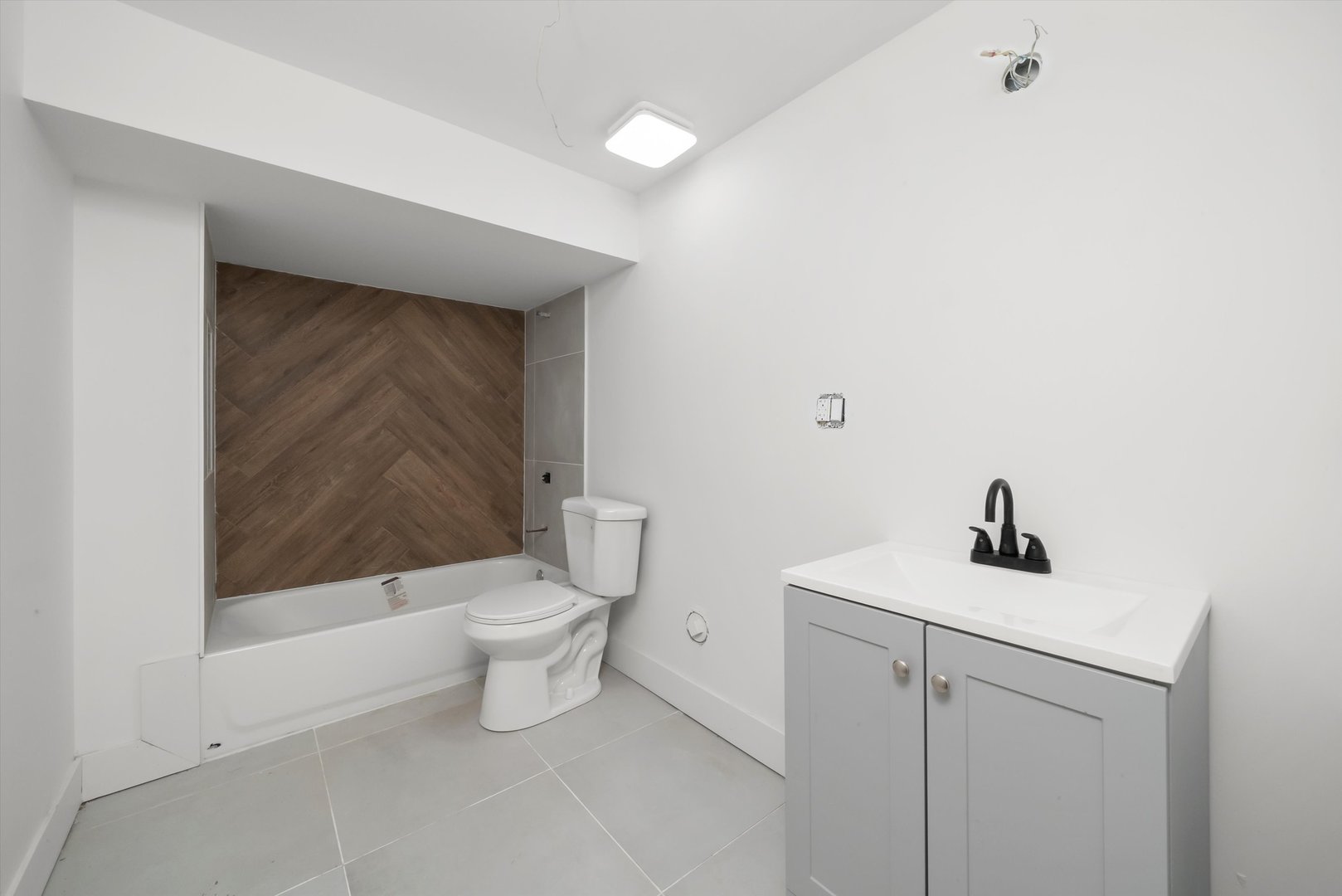 Chicago, Illinois 60617, United States, 5 Bedrooms Bedrooms, ,3 BathroomsBathrooms,Residential,Active,232194