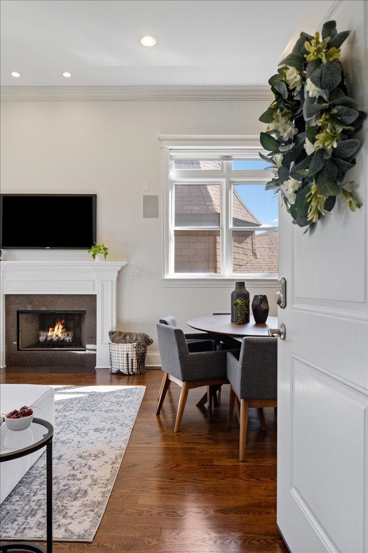 823 W WOLFRAM Street 3E