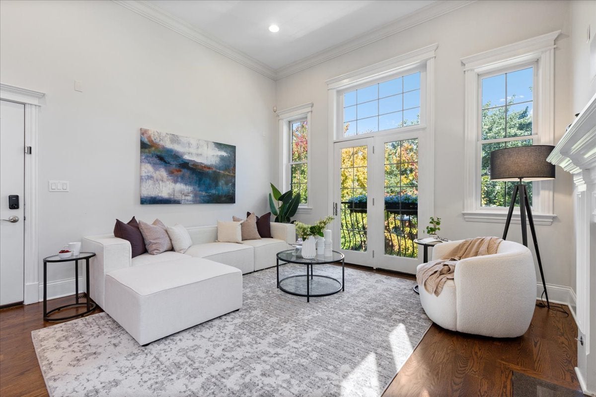 823 W WOLFRAM Street 3E
