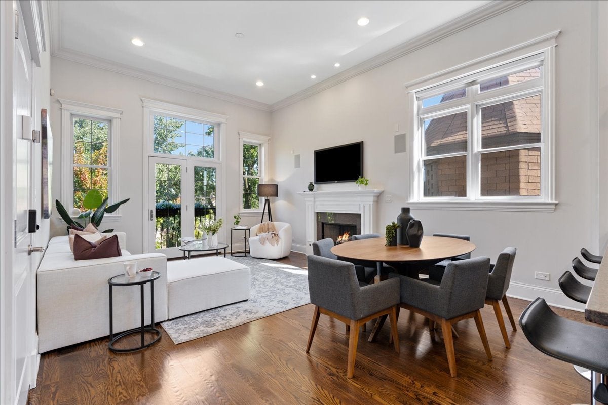 823 W WOLFRAM Street 3E