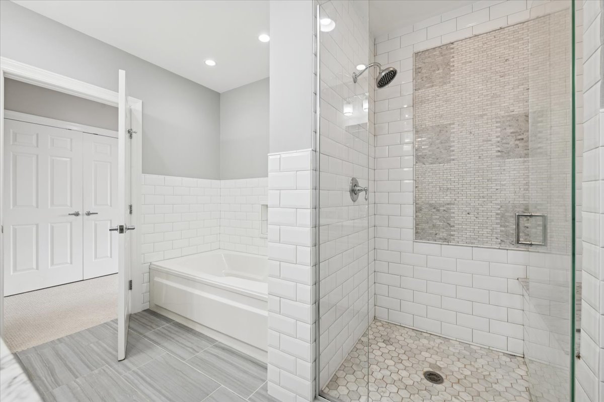 Chicago, Illinois 60647, United States, 2 Bedrooms Bedrooms, ,2 BathroomsBathrooms,Residential,Contingent,216213