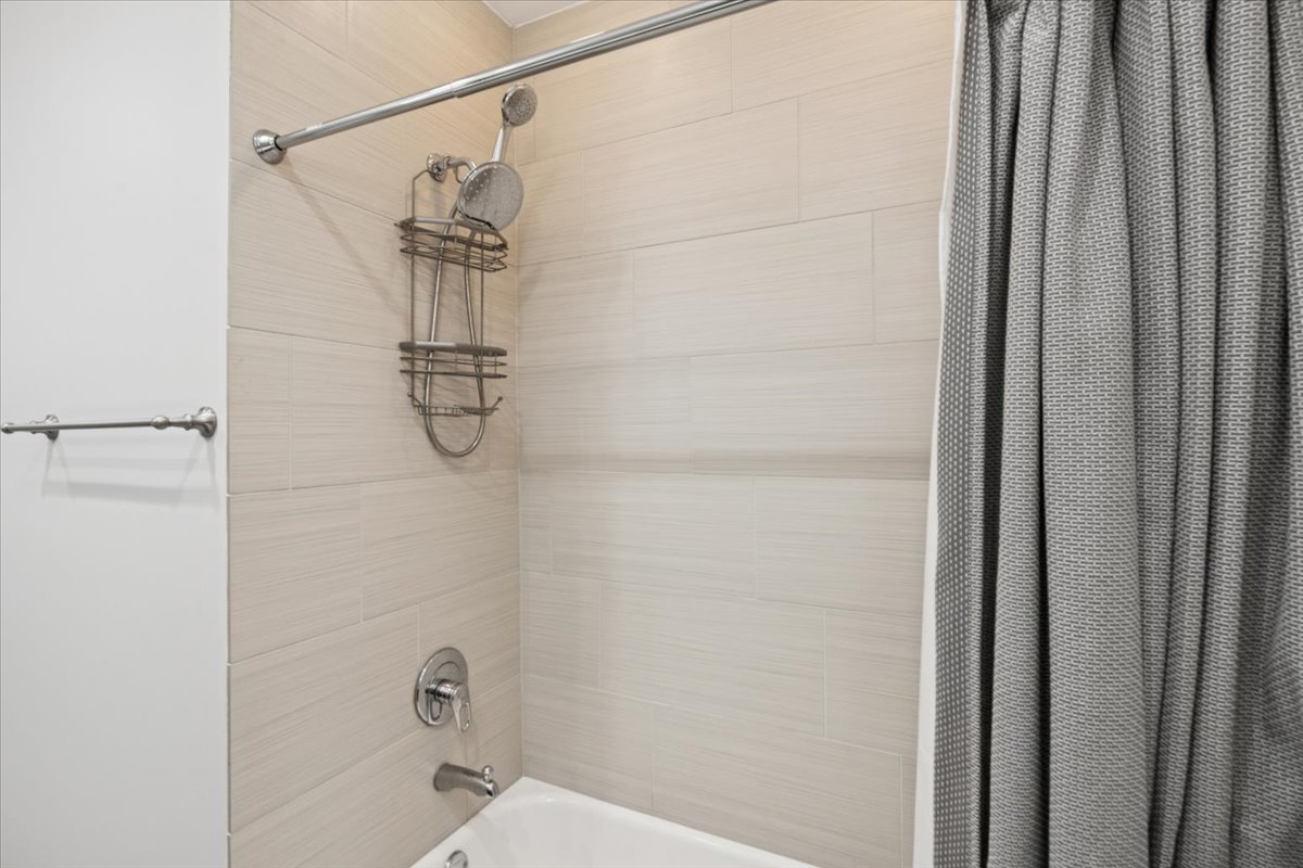 Chicago, Illinois 60647, United States, 2 Bedrooms Bedrooms, ,2 BathroomsBathrooms,Residential,Contingent,216213