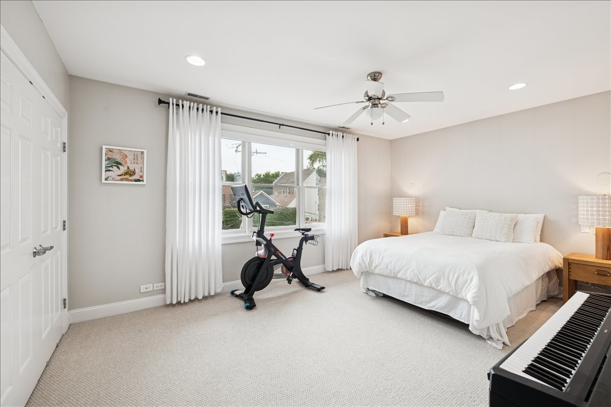 Chicago, Illinois 60647, United States, 2 Bedrooms Bedrooms, ,2 BathroomsBathrooms,Residential,Contingent,216213