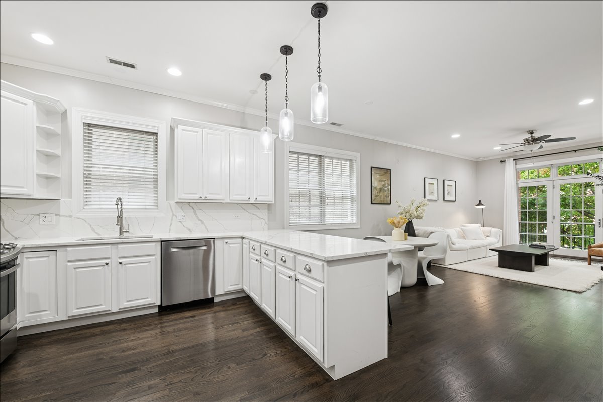 Chicago, Illinois 60647, United States, 2 Bedrooms Bedrooms, ,2 BathroomsBathrooms,Residential,Contingent,216213