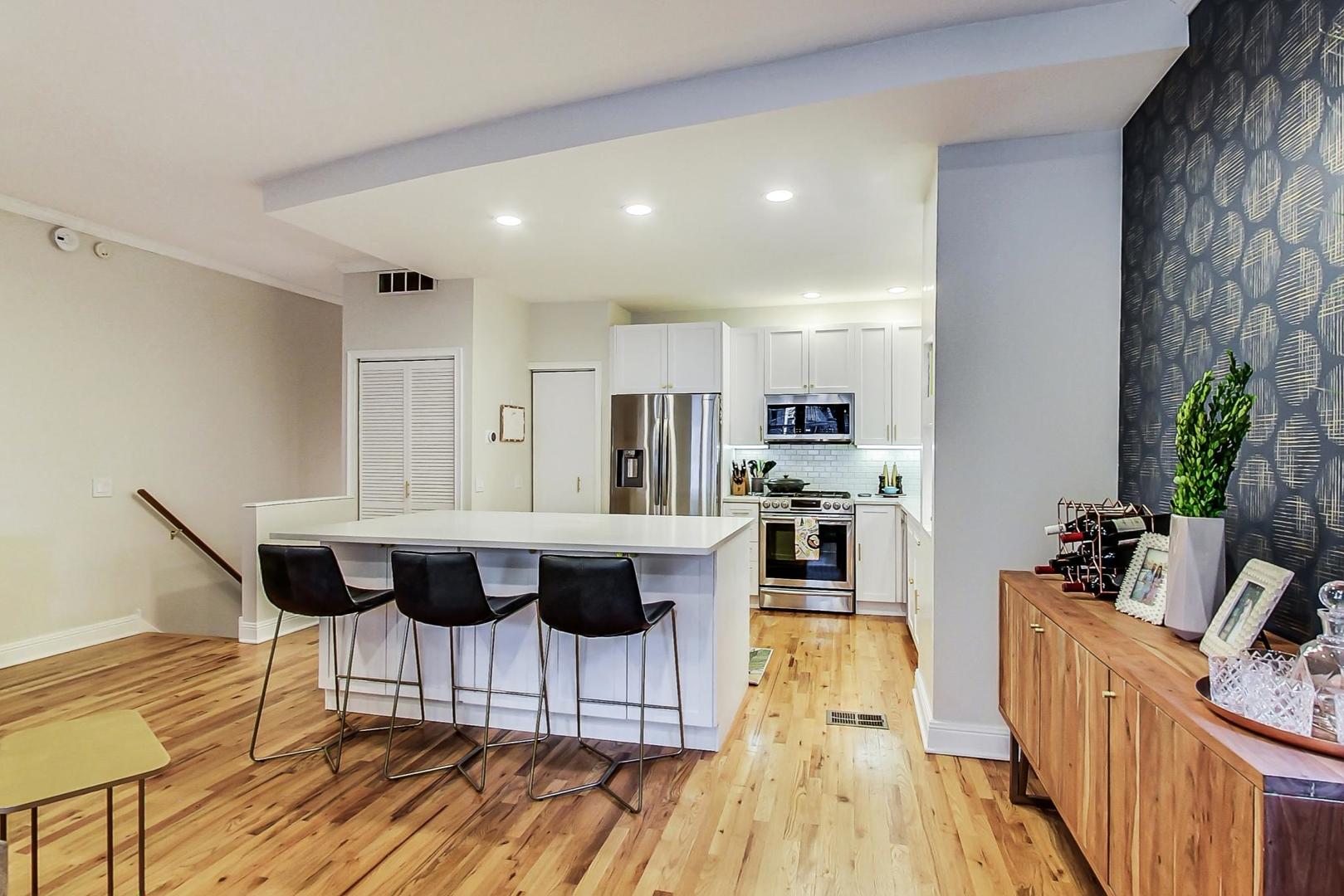 2136 W SCHILLER Street 1R