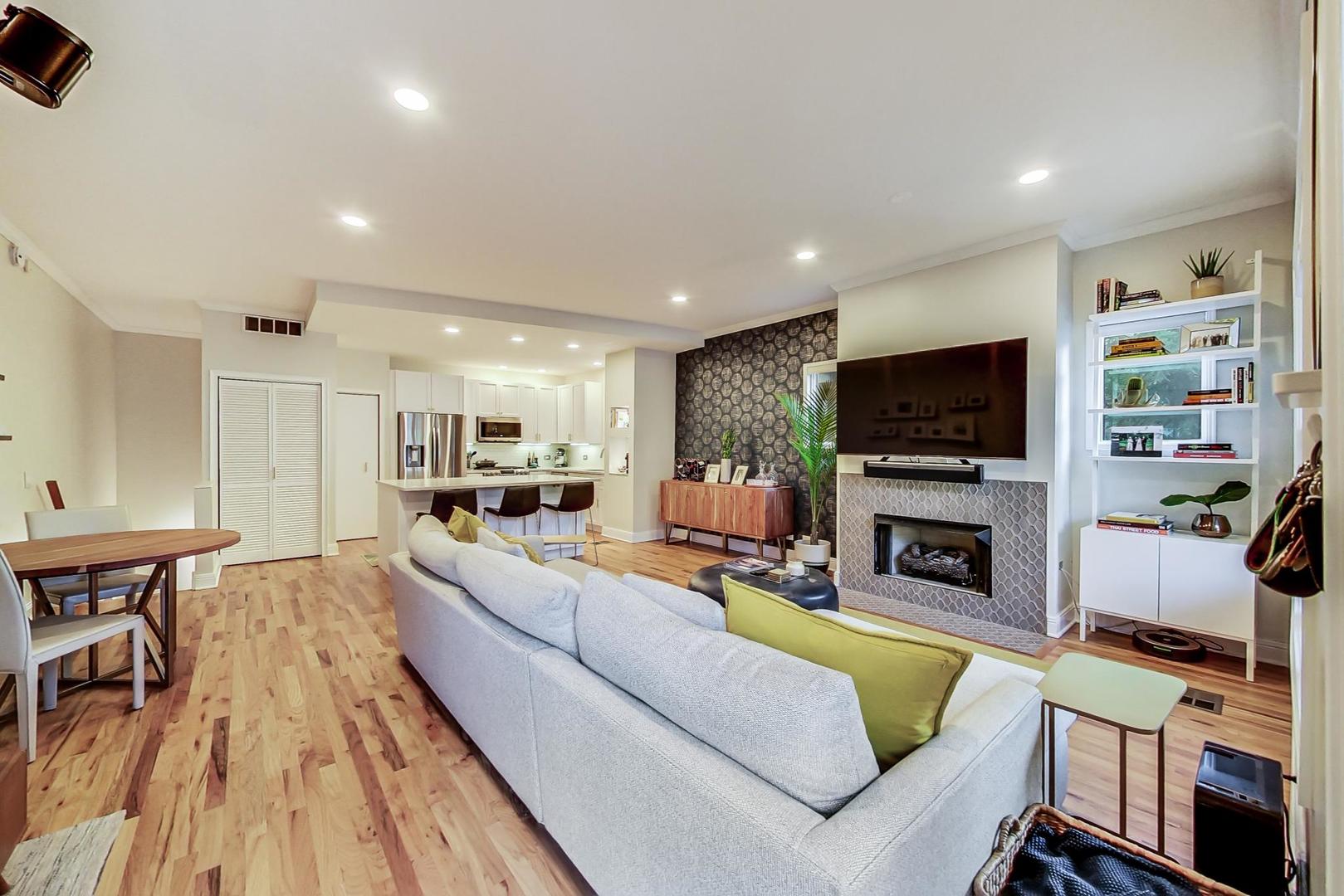 2136 W SCHILLER Street 1R