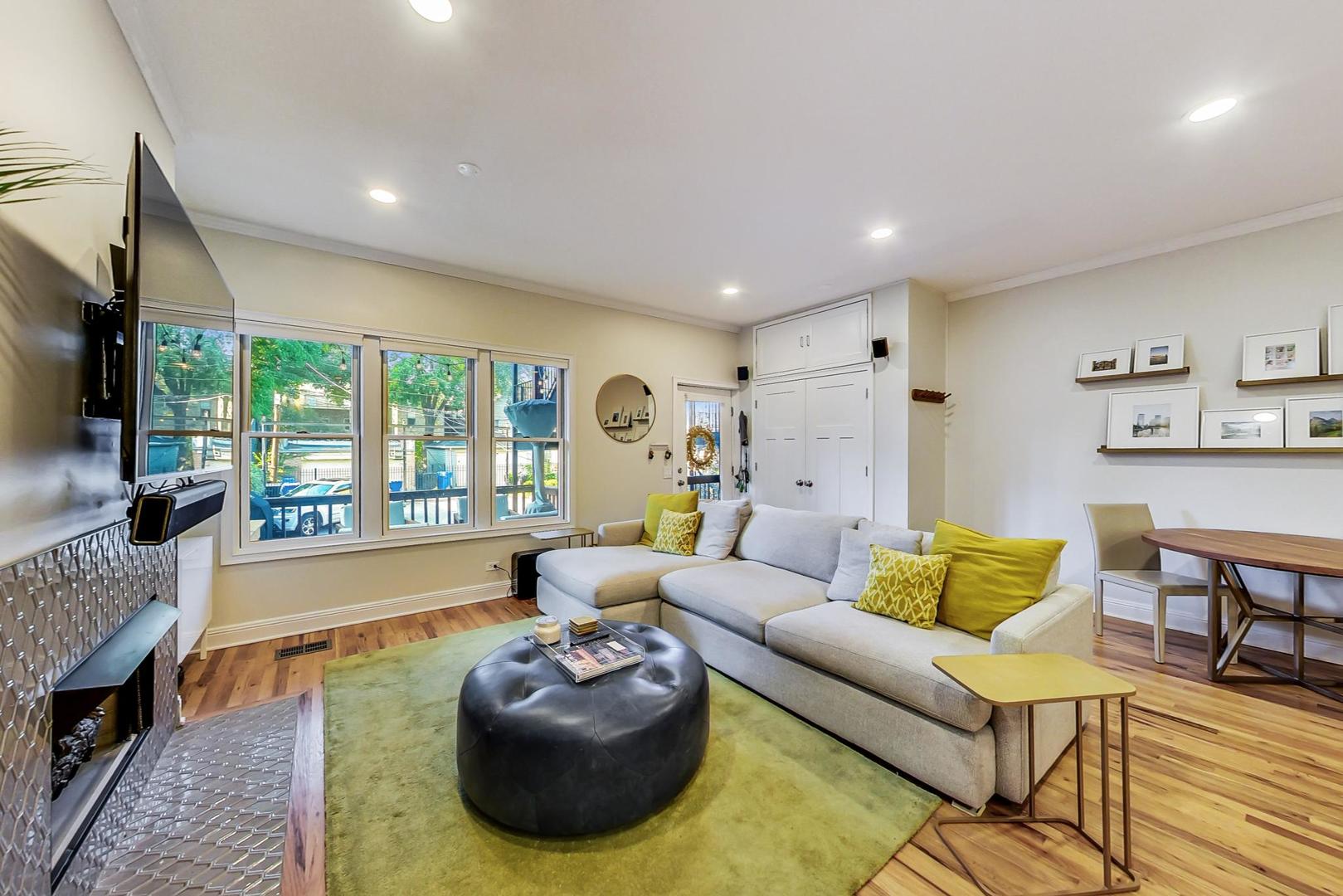 2136 W SCHILLER Street 1R