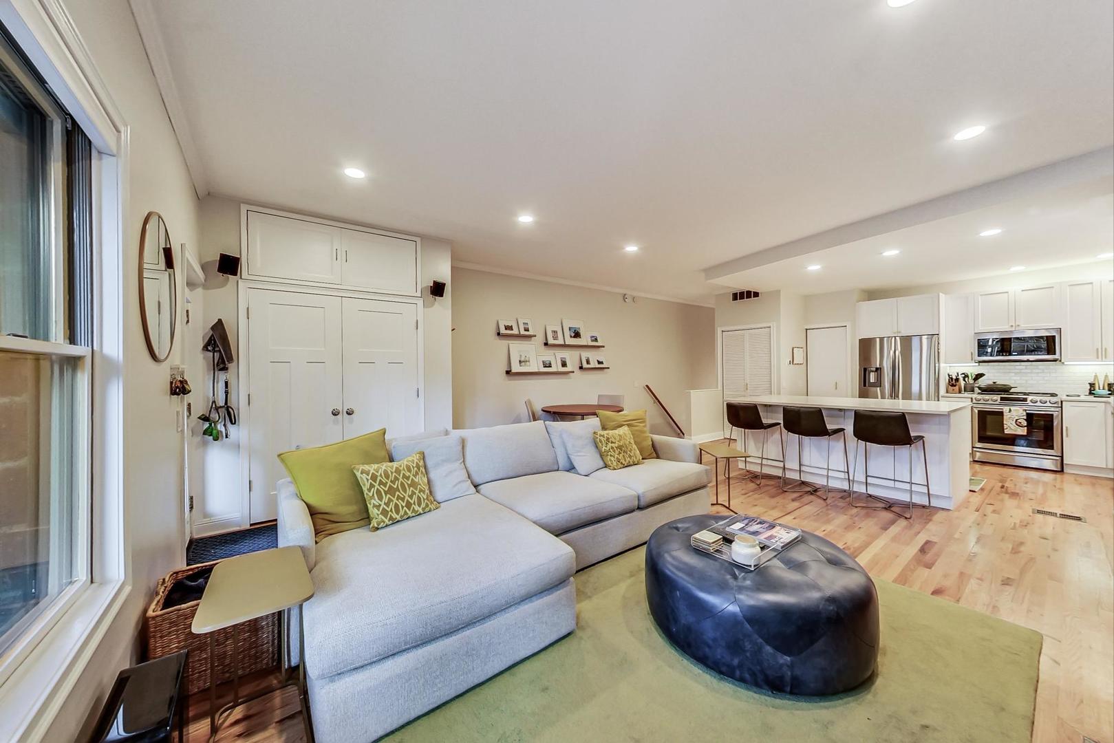 2136 W SCHILLER Street 1R