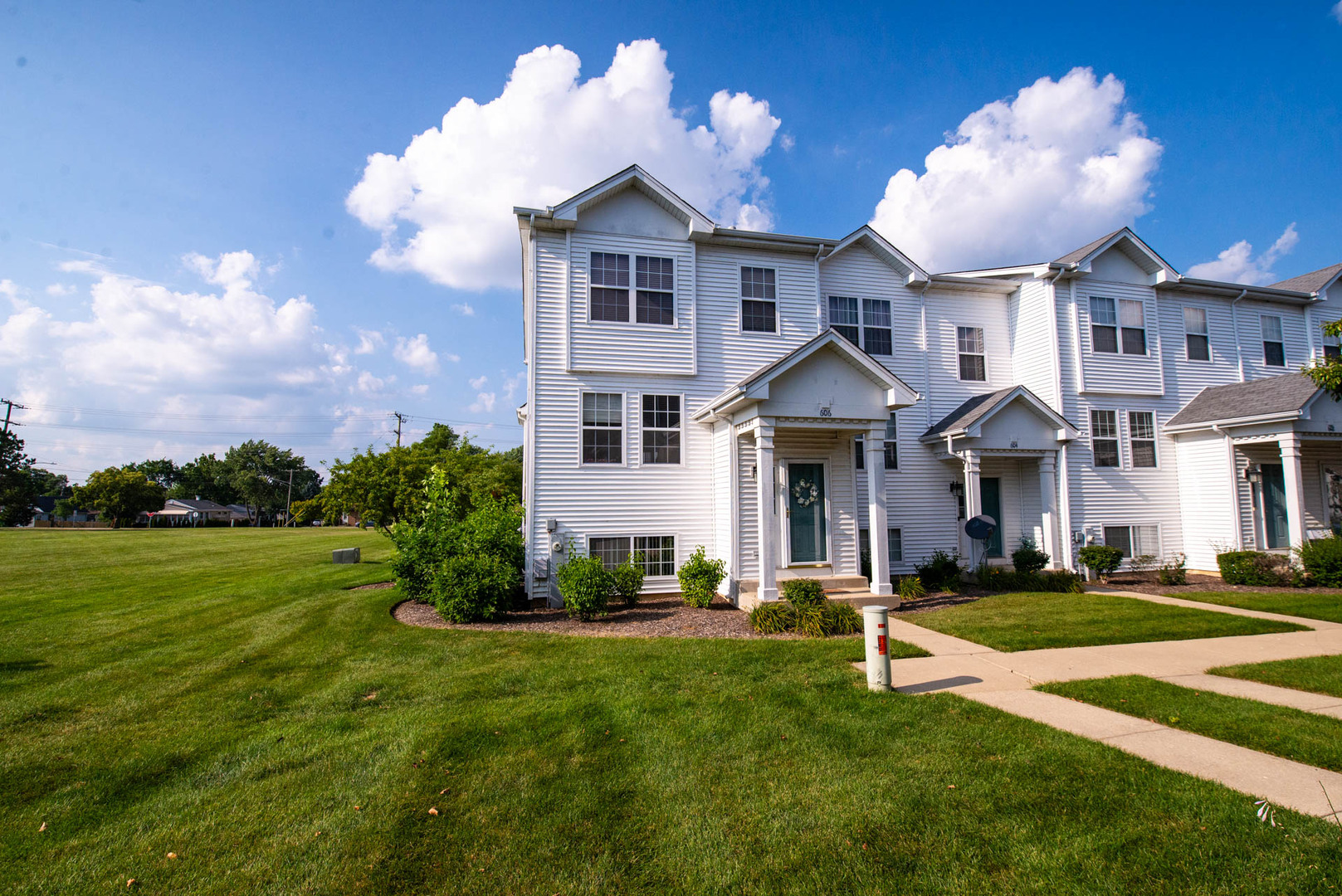 606 N Triumph Court