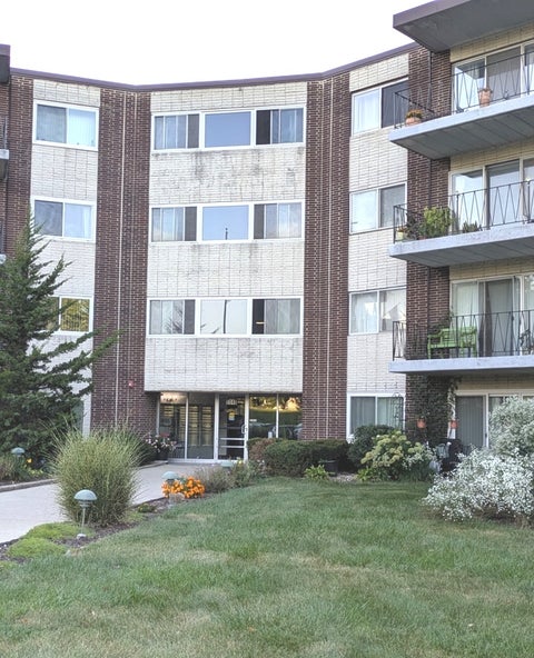 Photo of 5540 WALNUT Avenue #23AA, Downers Grove, IL 60515 (MLS # 12758143)