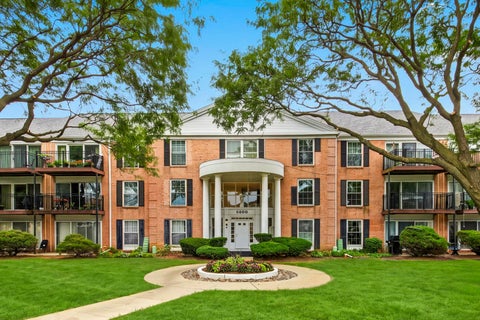 Photo of 5300 Carriage Way Drive #107, Rolling Meadows, IL 60008 (MLS # 12726876)