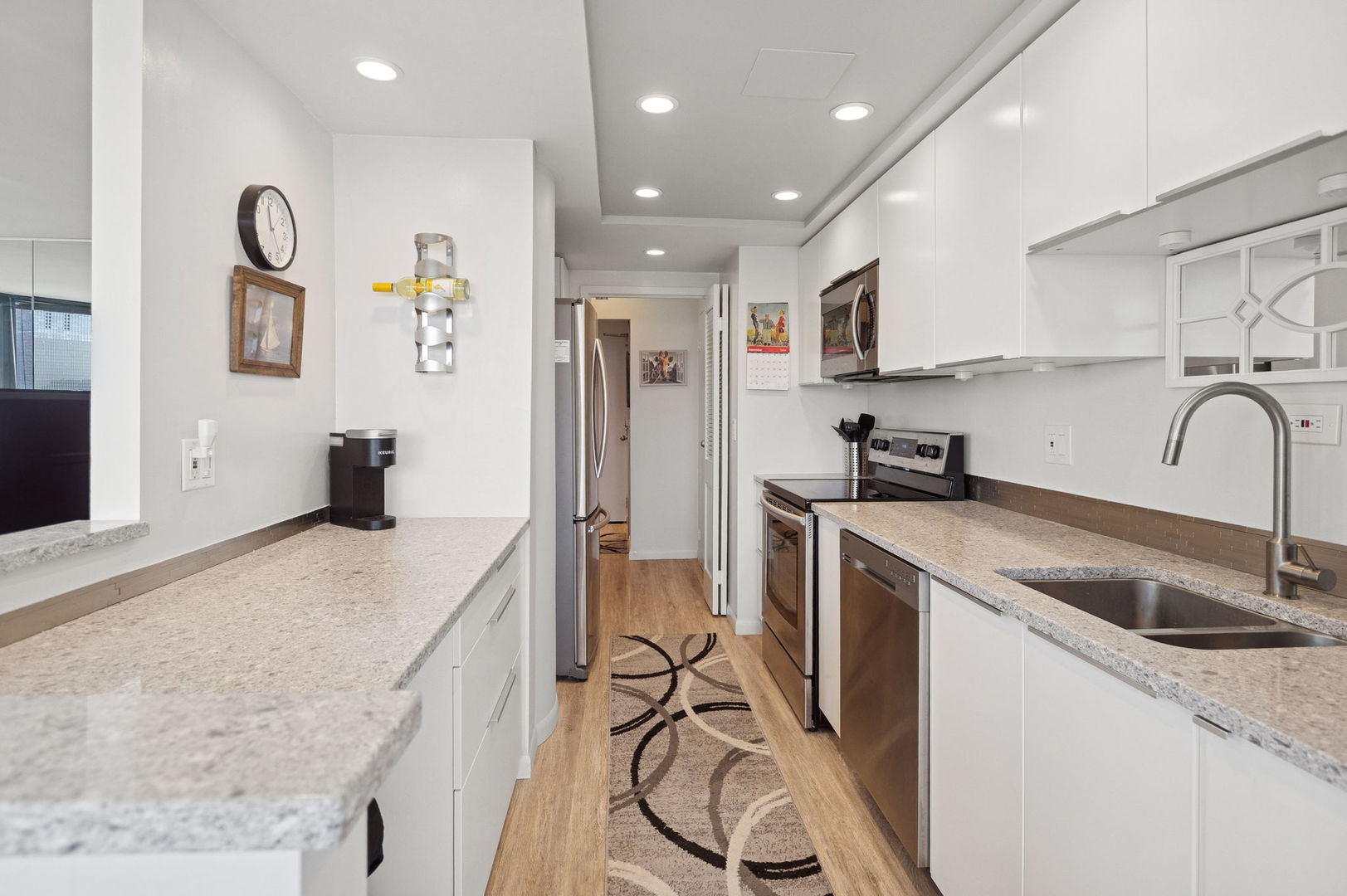 Chicago, Illinois 60601, United States, 1 Bedroom Bedrooms, ,2 BathroomsBathrooms,Residential,Active,202774