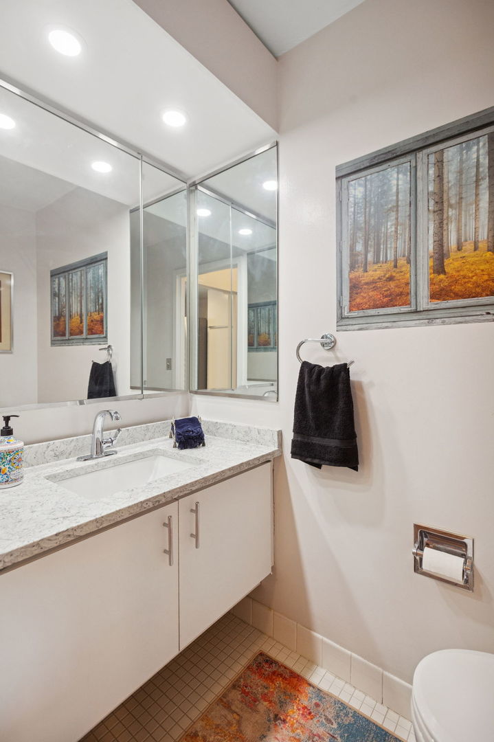 Chicago, Illinois 60601, United States, 1 Bedroom Bedrooms, ,2 BathroomsBathrooms,Residential,Active,202774