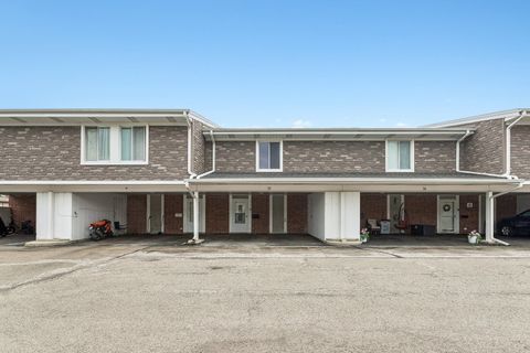 Photo of 15 Cour Deauville, Palos Hills, IL 60465 (MLS # 12674077)