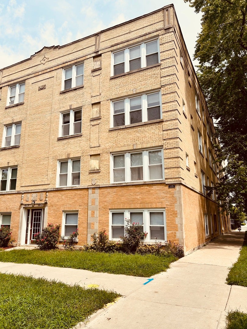 3222 W BERTEAU Avenue 1