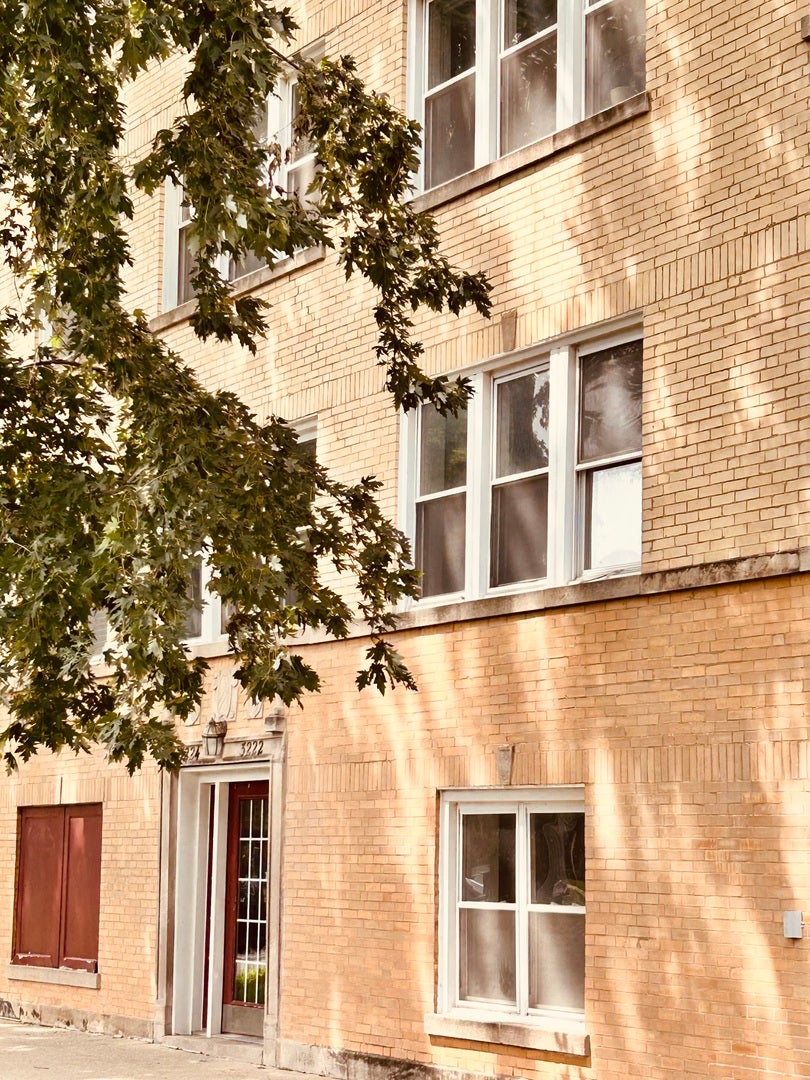3222 W BERTEAU Avenue 1