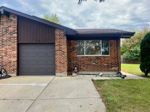 Photo of 134 Virginia Court, Streamwood, IL 60107 (MLS # 12492582)