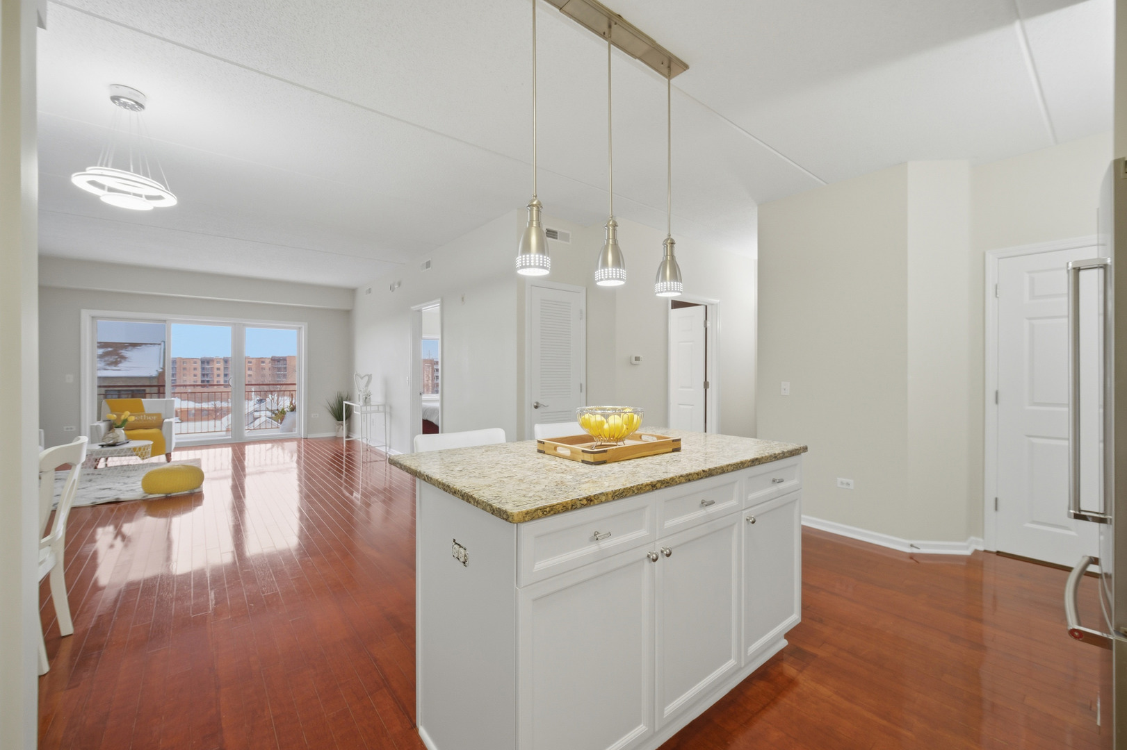 Des Plaines, Illinois 60016, United States, 2 Bedrooms Bedrooms, ,2 BathroomsBathrooms,Residential,Active,252724