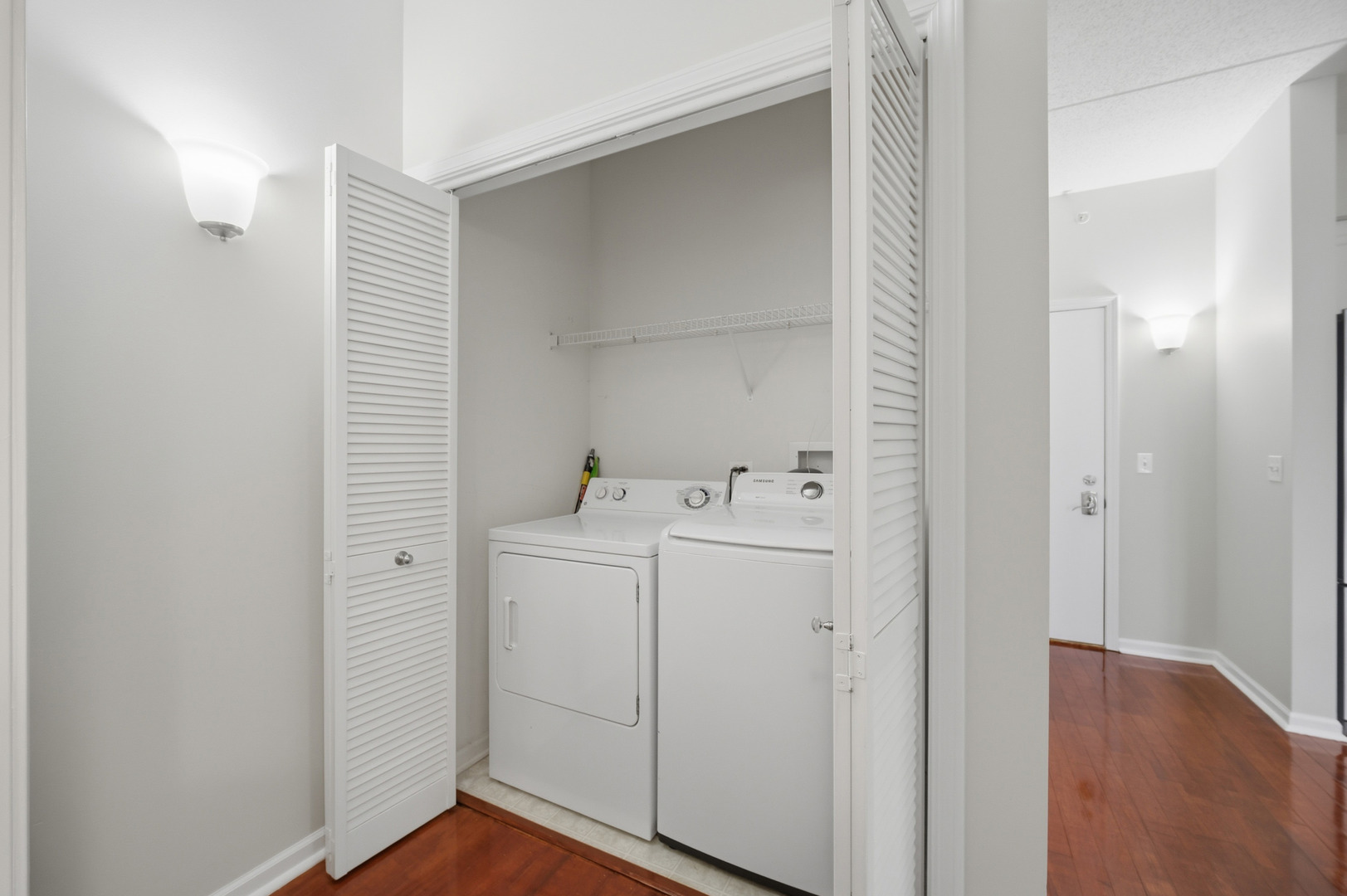 Des Plaines, Illinois 60016, United States, 2 Bedrooms Bedrooms, ,2 BathroomsBathrooms,Residential,Active,252724