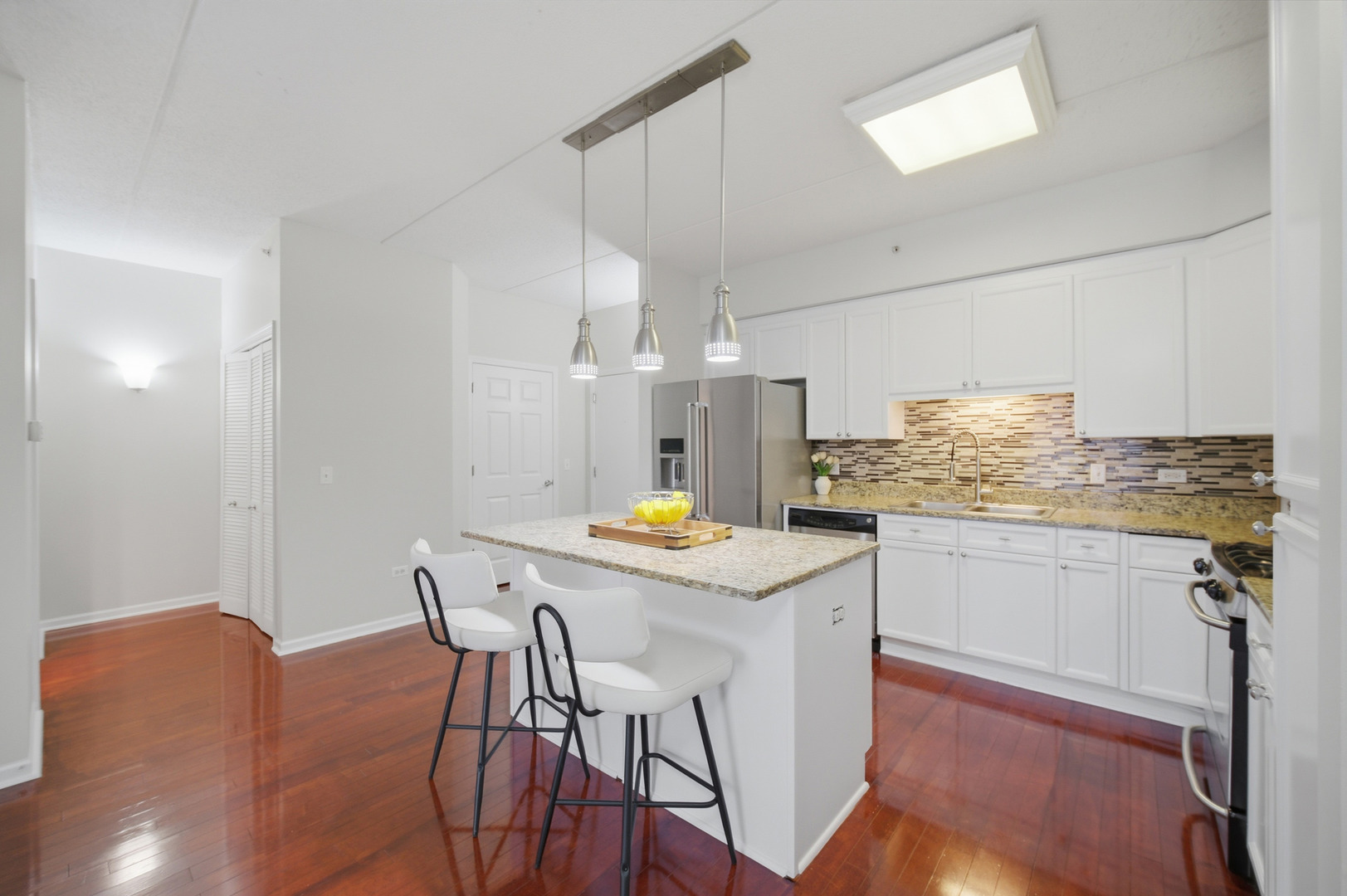 Des Plaines, Illinois 60016, United States, 2 Bedrooms Bedrooms, ,2 BathroomsBathrooms,Residential,Active,252724