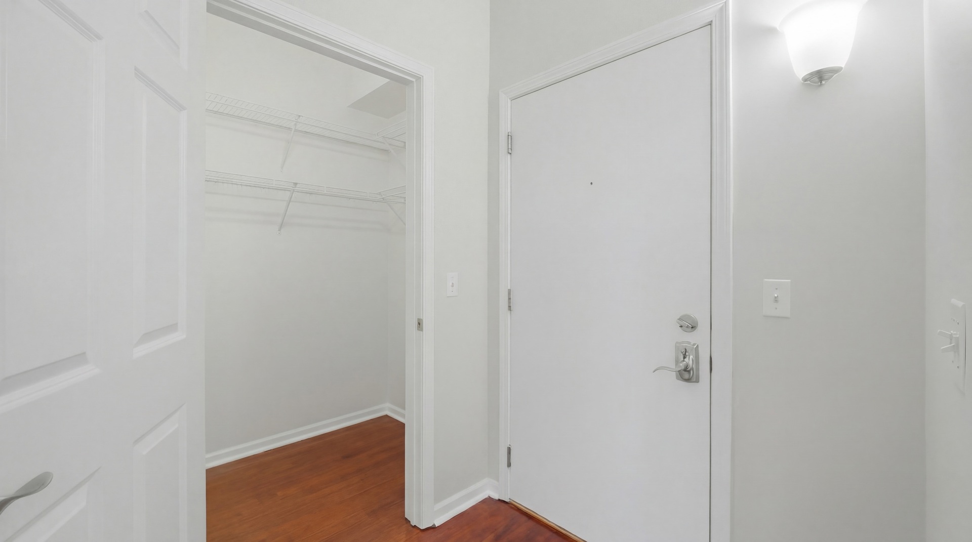 Des Plaines, Illinois 60016, United States, 2 Bedrooms Bedrooms, ,2 BathroomsBathrooms,Residential,Active,252724