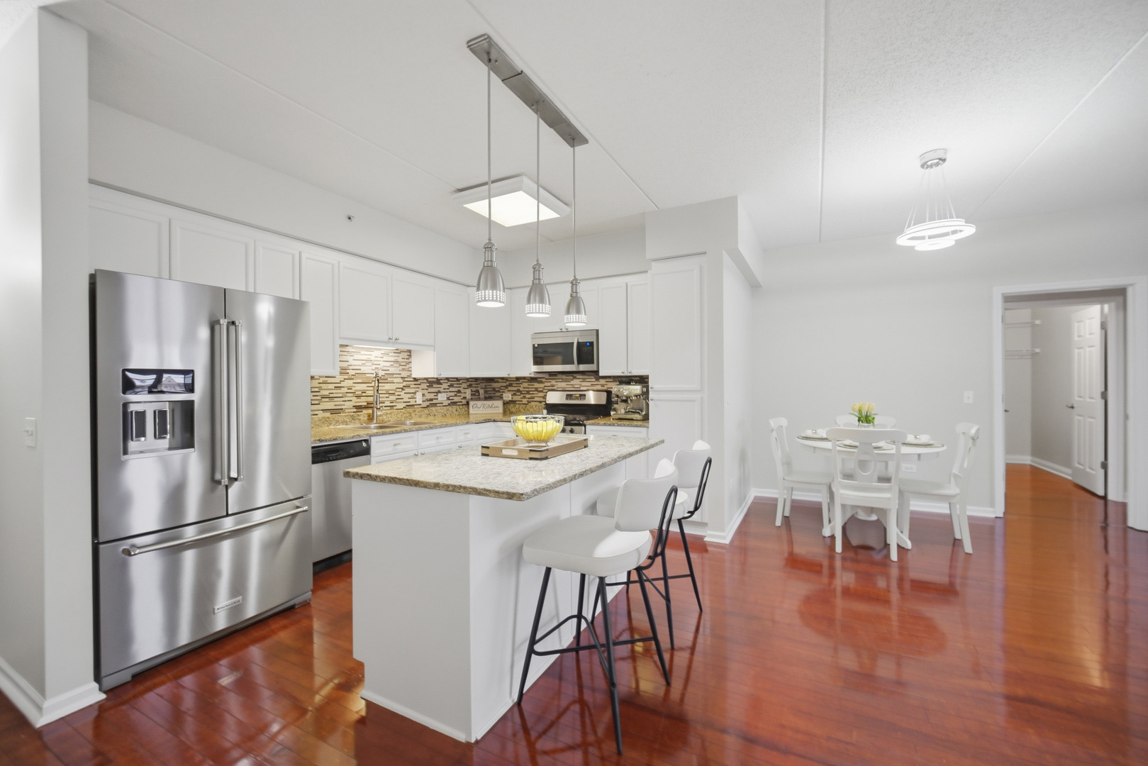 Des Plaines, Illinois 60016, United States, 2 Bedrooms Bedrooms, ,2 BathroomsBathrooms,Residential,Active,252724