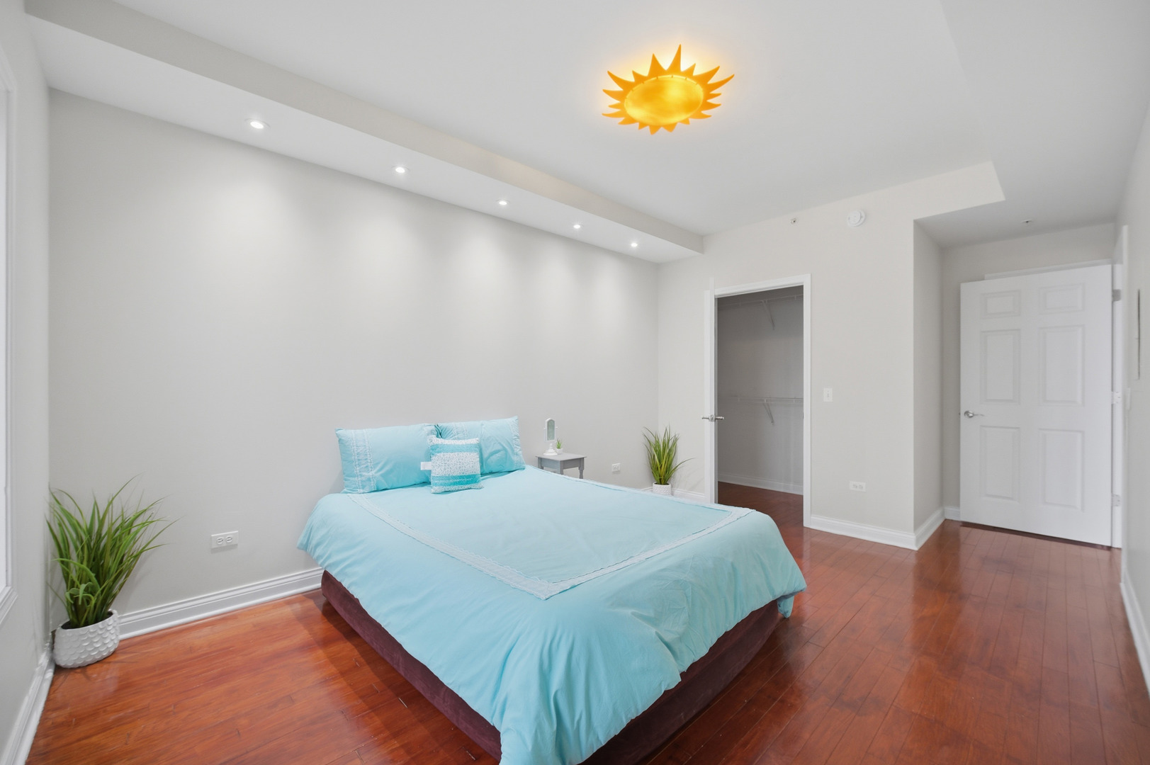 Des Plaines, Illinois 60016, United States, 2 Bedrooms Bedrooms, ,2 BathroomsBathrooms,Residential,Active,252724