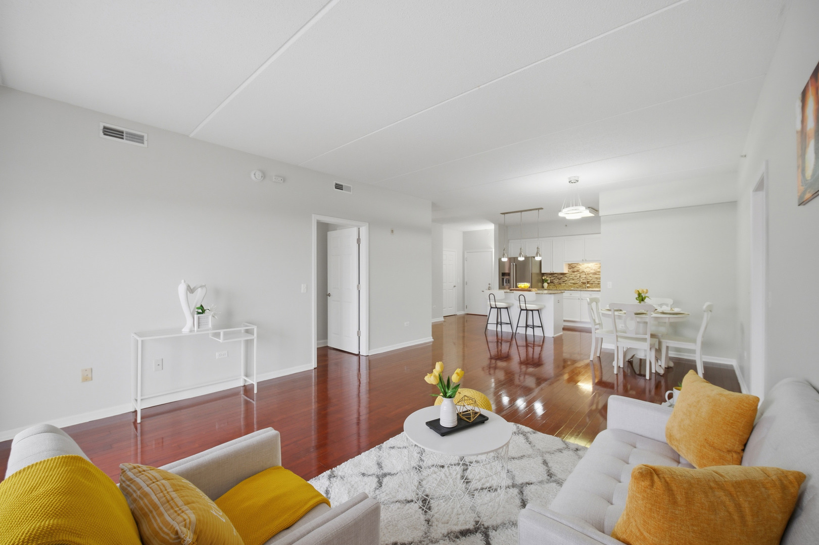 Des Plaines, Illinois 60016, United States, 2 Bedrooms Bedrooms, ,2 BathroomsBathrooms,Residential,Active,252724