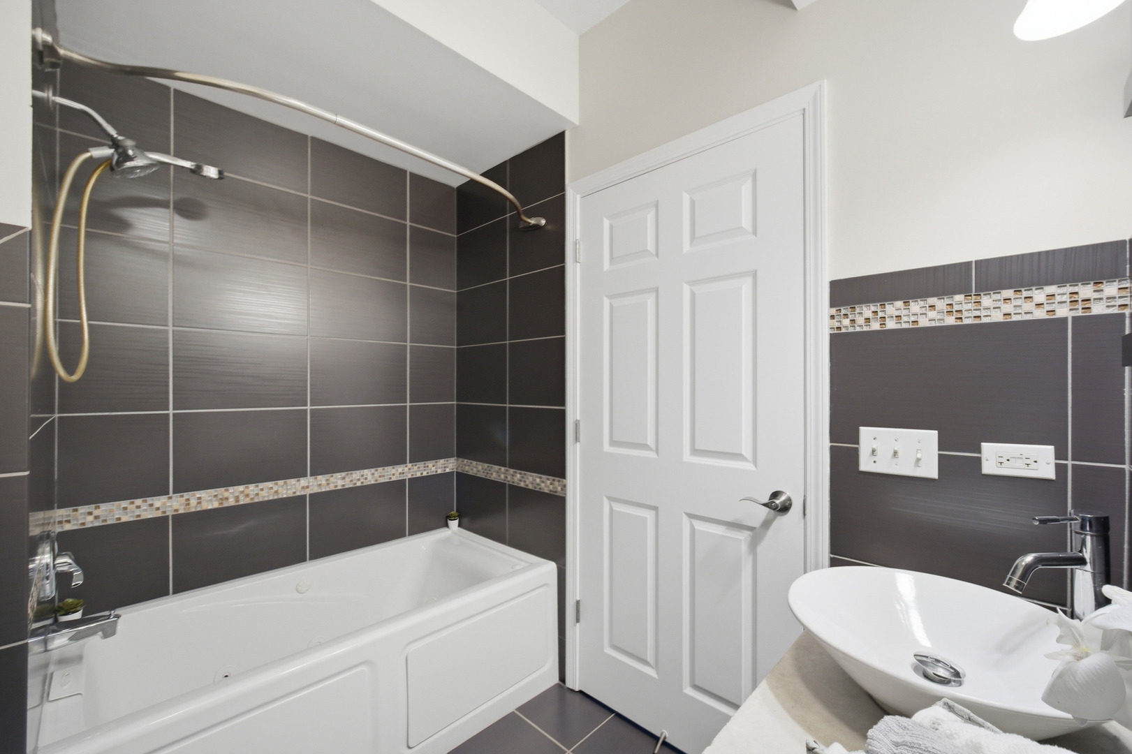 Des Plaines, Illinois 60016, United States, 2 Bedrooms Bedrooms, ,2 BathroomsBathrooms,Residential,Active,252724